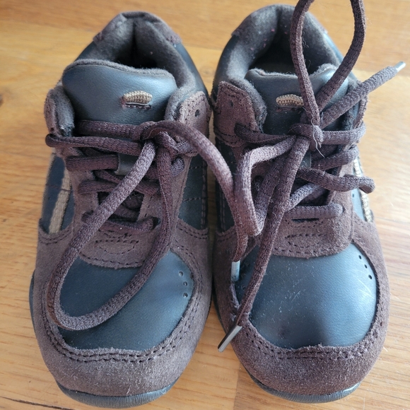 Toddler boys size 8 shoes - Picture 2 of 4